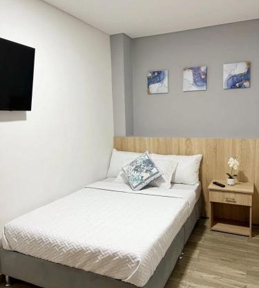 Habitacion amoblada con baño privado.