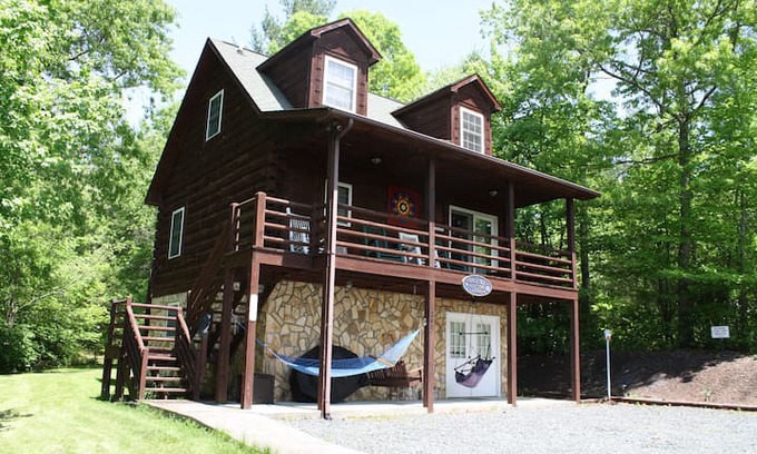 West Jefferson Cabin | Backside of the Moon- Private Cabin with Hot Tub