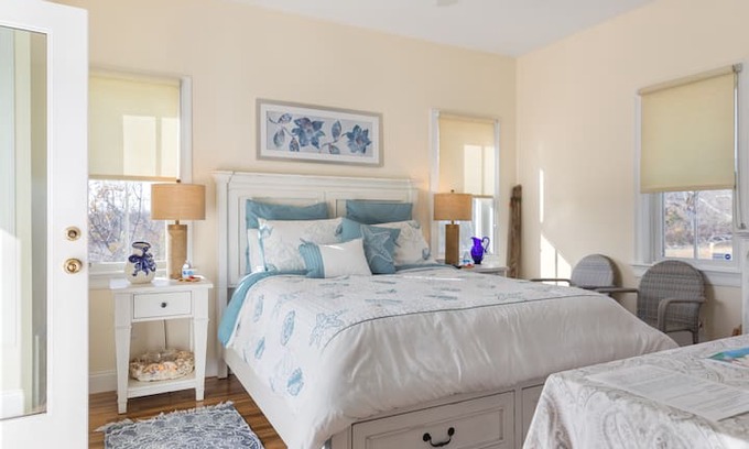 Prides Crossing House | PrivateBeach for 2 Adults, Gloucester MA SquishInn
