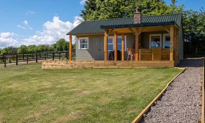 Ceres Cabin | 'Heartland' with open fire and hot tub & free wood
