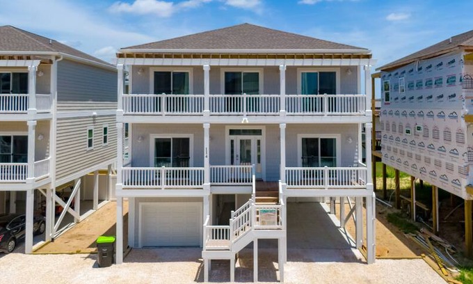 Holden Beach House | Summer Salt BRAND NEW LUXURY BEACH HOUSE PRIVATE POOL, ELEVATOR, POOL TABLE MINUTES FROM THE BEACH