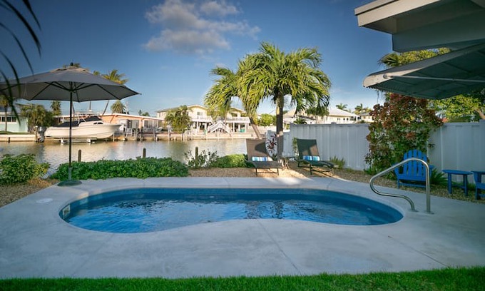 Key Colony Beach House | “La casa azul” step 3’ to a private pool