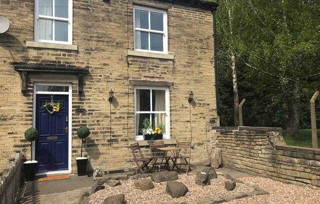 Cleckheaton Cabin | Brienda Cottage. Entire House Mins to Leeds/Bfd.
