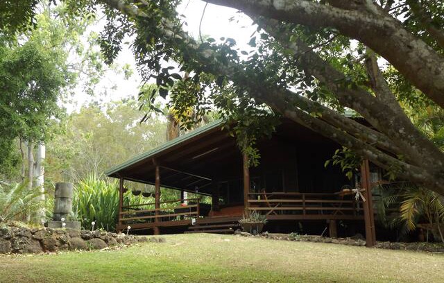 Tinaroo Villa | TINAROO HAVEN..Stroll to lake.. Free Kayaks.