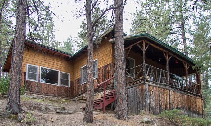 Bailey Cabin | Historic Glen-Isle Resort- Greyledge Cabin