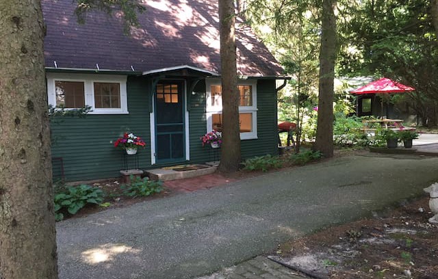 Benton Harbor House | Cozy Green Cottage with Private Beach
