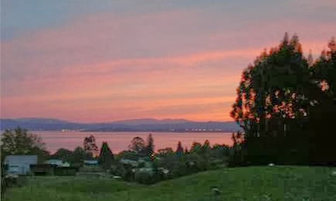 Hamurana Bed & Breakfast | Hamurana Lake Views in Rotorua: bed and breakfast.