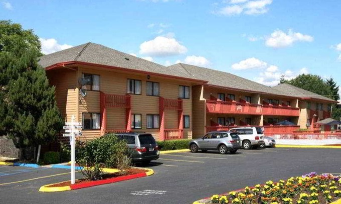 Sumner Hotel | Howard Johnson by Wyndham Portland Airport