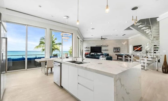 Nassau House | Perfect Getaway! Luxurious Modern Oceanfront Villa w/Pool + More @ Nassau