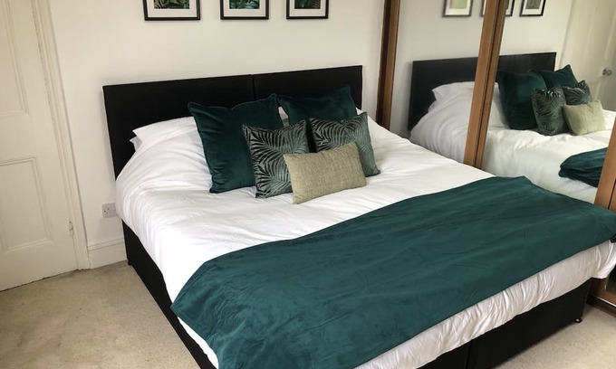Derby House | Spacious Victorian House w/Garden-5min to City Centre-FREE Parking-Sleeps 9