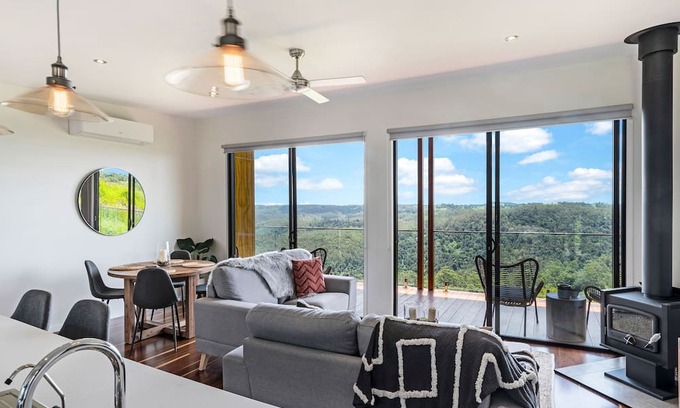 Booroobin Apartment | Luxury 2 Bedroom Cabins - Best Views in Maleny