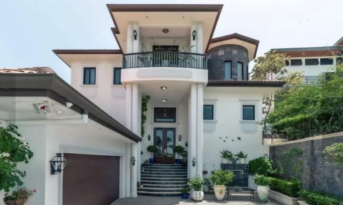 Coco Villa | Newly Renovated 5 BR home with stunning ocean views
