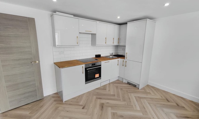 Enfield Lock Apartment | Indulge in our newly refurbished, luxury flat with free parking.