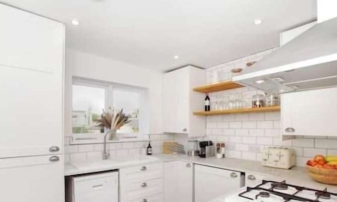 Mile End Apartment | Bright, stylish & cosy 3-Bed Flat near Mile End