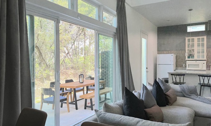 Hughes Park Lake House | Luxe & Comfy 3 bedroom- Villa: 5-star Location