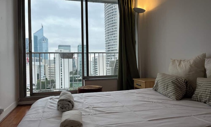 Puteaux Apartment | Chic & Spacieux avec vue imprenable sur la Défense