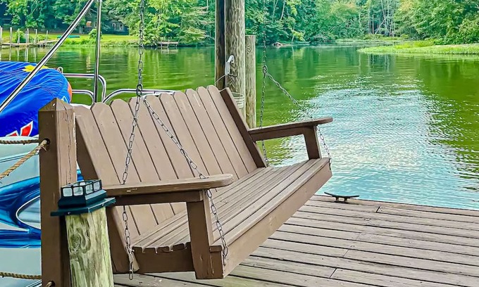 Stemley House | Lakefront dog friendly retreat w/boat ramp & dock