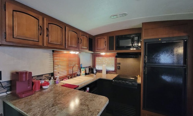 Hollywood House | Cozy RV in Hollywood, MD with AC and WiFi for a relaxing stay