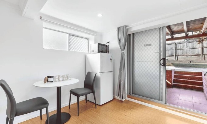 Macgregor Apartment | 1 Bedroom Unit near highway/ transports & shops