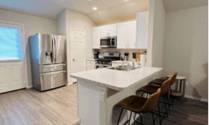 Texas City House | Cozy 3 bedroom house with 6 beds, parking, Wi-Fi, pet friendly