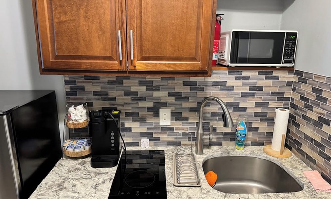 Fort Lauderdale Apartment | Charming studio suite in phenomenal Fort Lauderdale with private entrance