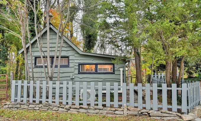 Hendersonville Cottage | Cozy mountain cottage with screen porch & dog-friendly fenced yard