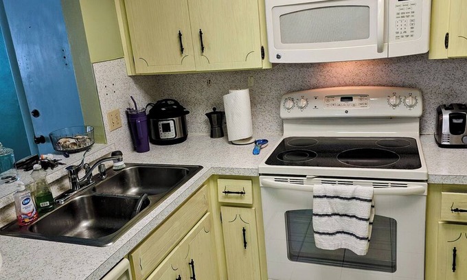 Sea Colony Condo | 2-bedroom condo in terrific New Port Richey with AC, WiFi