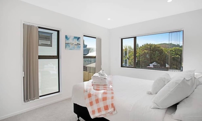 Mount Eden House | Style Serenity Townhouse with Parking and Air-con