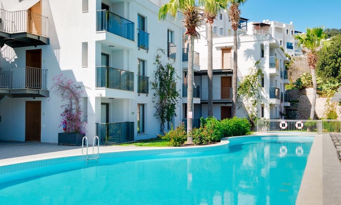 Bodrum City Center Apartment | Flat with Shared Pool Near Beach in Bodrum