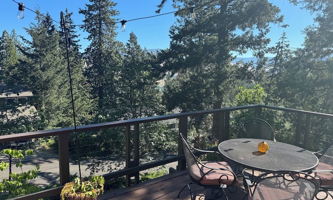 Ashland Apartment | Getaway on Mountain Avenue