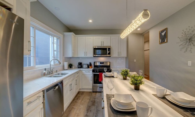 Roxbury Apartment | Spacious 2bd/1ba | Free Parking | 3D TOUR 8327