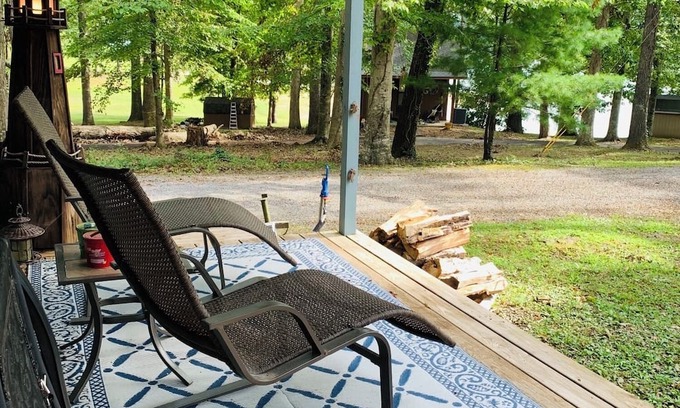 Dandridge RV Rental | The Lake Shanty is quaint little fishing camper perfect for 2!