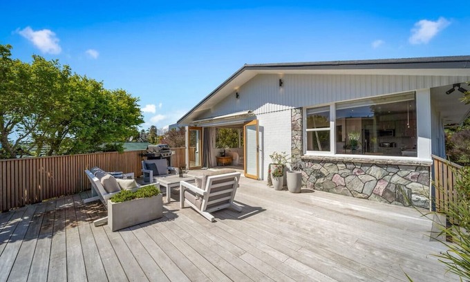 Castor Bay House | Captivating Castor Bay Retreat