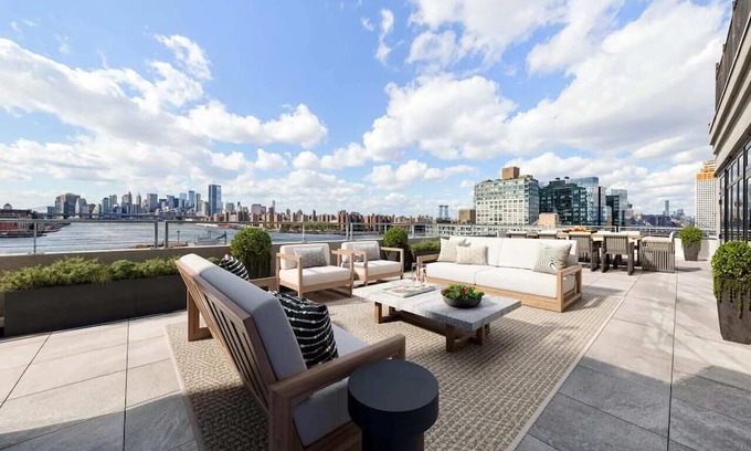Williamsburg Apartment | Skyline Manhattan Views - Luxury Queen Suite - Outdoor Pool Williamsburg