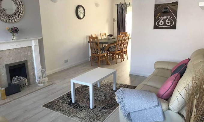Dadlington House | Immaculate 2-Bed House in Coventry