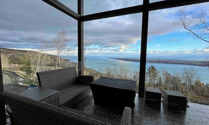 Les Eboulements Ski Chalet | Villa Vivaldi Cottage 197 Contemporary living, Spa, River View