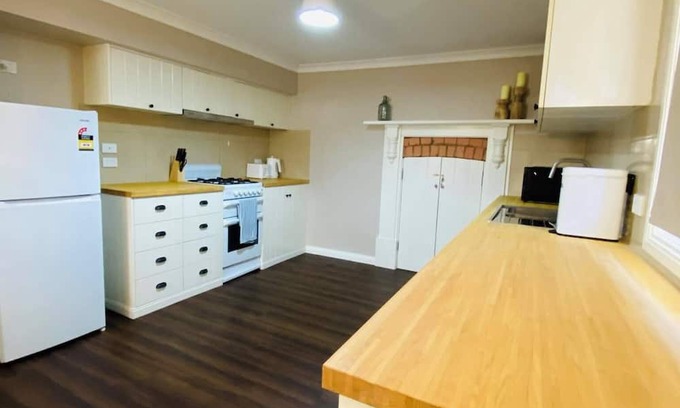 Golden Square Cottage | Kennedy's Kottage (Walk to Bendigo Stadium)