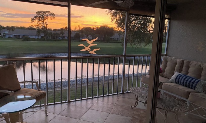 Naples Condo | TURNKEY 2 Bed/bath+Large den/office or 3rd bedroom, including golf membership