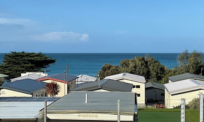 Apollo Bay Cabin | Modern bright seaside cabin in popular tourist park