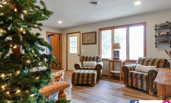 Shell Knob House | Walking distance to swim beach, boat launch, marina & restaurant! Space for 12!
