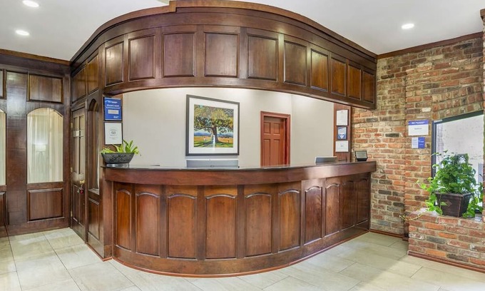 North Chesterfield House | Elegant Rooms with Hot Breakfast – Minutes from Richmond Museums