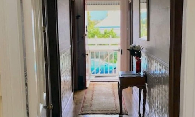 Milton Cottage | Donovan's Cottage, take a step back in time in the historic, trendy town of Milton