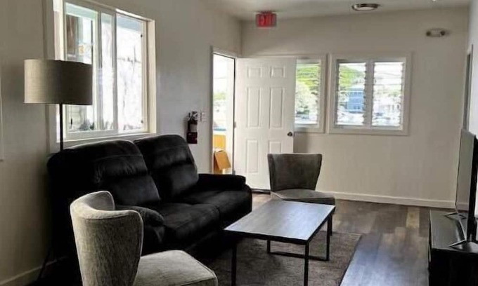 Hilo Apartment | Nick's-"Spring Special" 130- large 3 bedroom