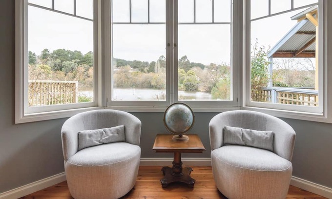 Daylesford House | Splinters Cottage, right on Lake Daylesford