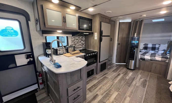 Bridgeview House | 2022 New Luxury Modern Trailer/RV BnB