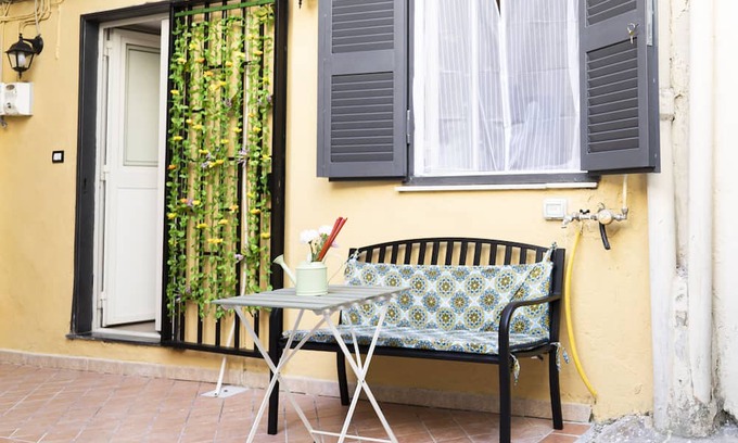 San Giorgio a Cremano Apartment | Detached house 5km from via Toledo, Vesuvius, Pompeii, Herculaneum. Pet friendly.