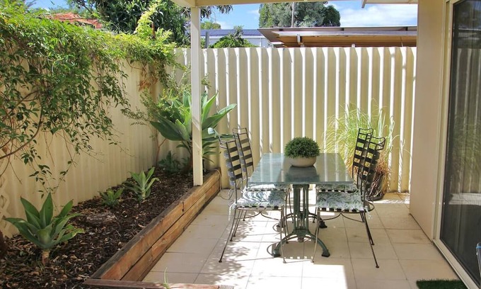 Thornlie Villa | Stylish Thornlie 2BR Escape