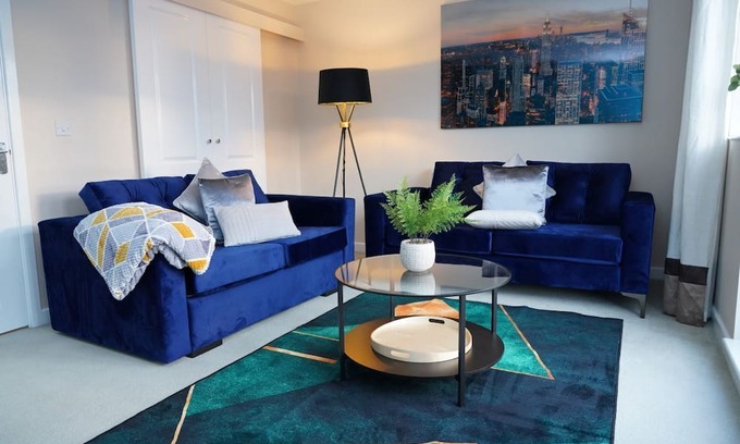 Peterborough House | Spacious 4 Bedroom House in Molyneux Square with a garden and free Wi-fi.