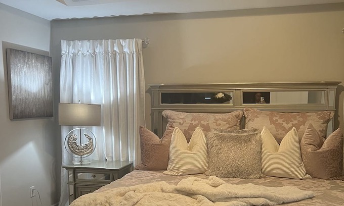 Blythewood House | A Spacious Cozy & Chic Home Away From Home
