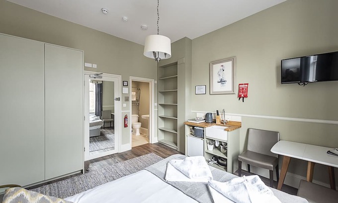 Campden Apartment | Stunning Kensington Studio